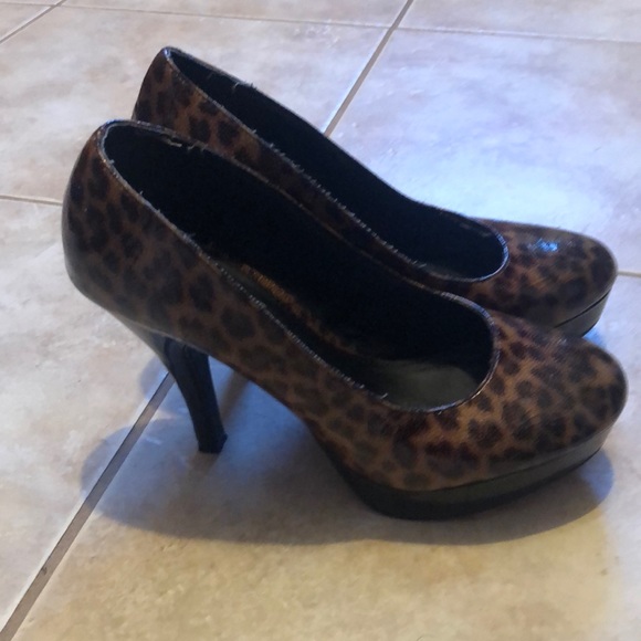 Kenneth Cole Reaction Cheetah print heels . - Picture 2 of 12